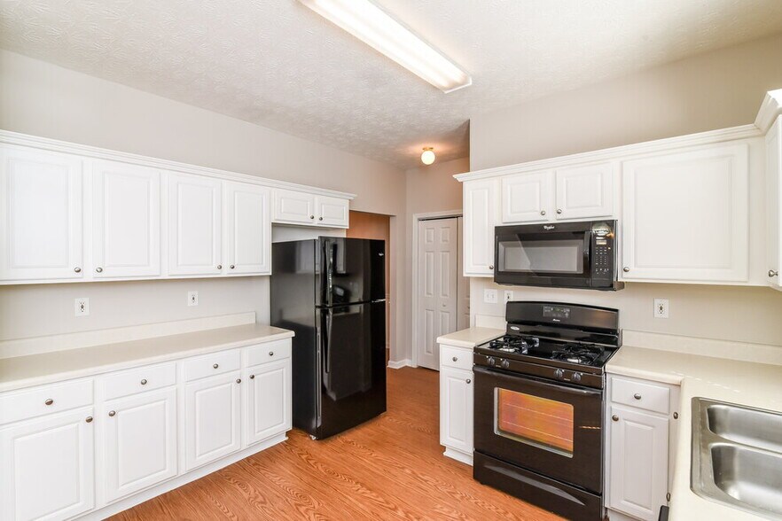 Building Photo - 425 Clairidge Ln SW