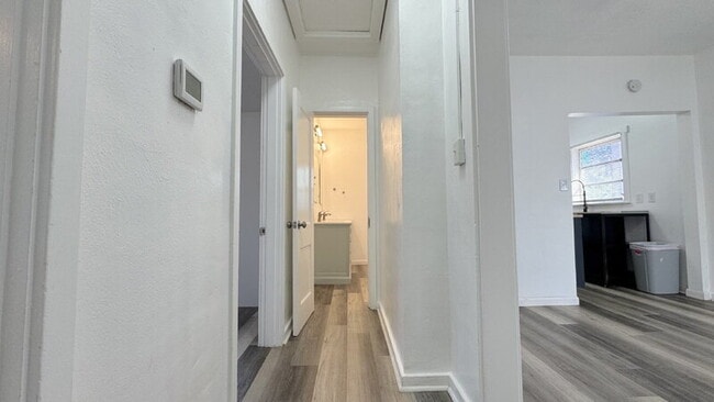 Building Photo - 428 N Oleander Ave