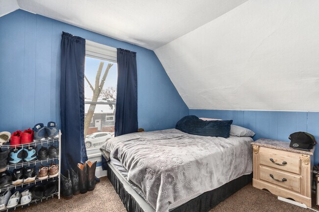 Building Photo - 552 Simms St