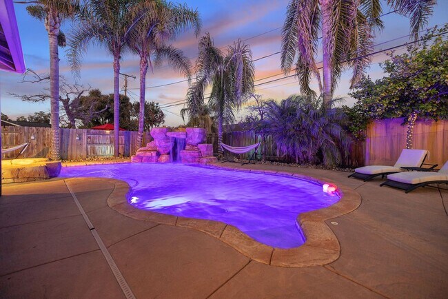 Building Photo - 3 bedroom 2 bath with Pool and Solar