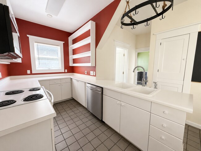 Building Photo - Spacious 5 Bedroom Home in N Portland with Hardwood Floors, Huge Basement & Fenced Yard!