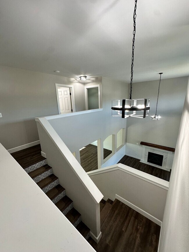 Building Photo - Beautiful Spacious Luxury Home