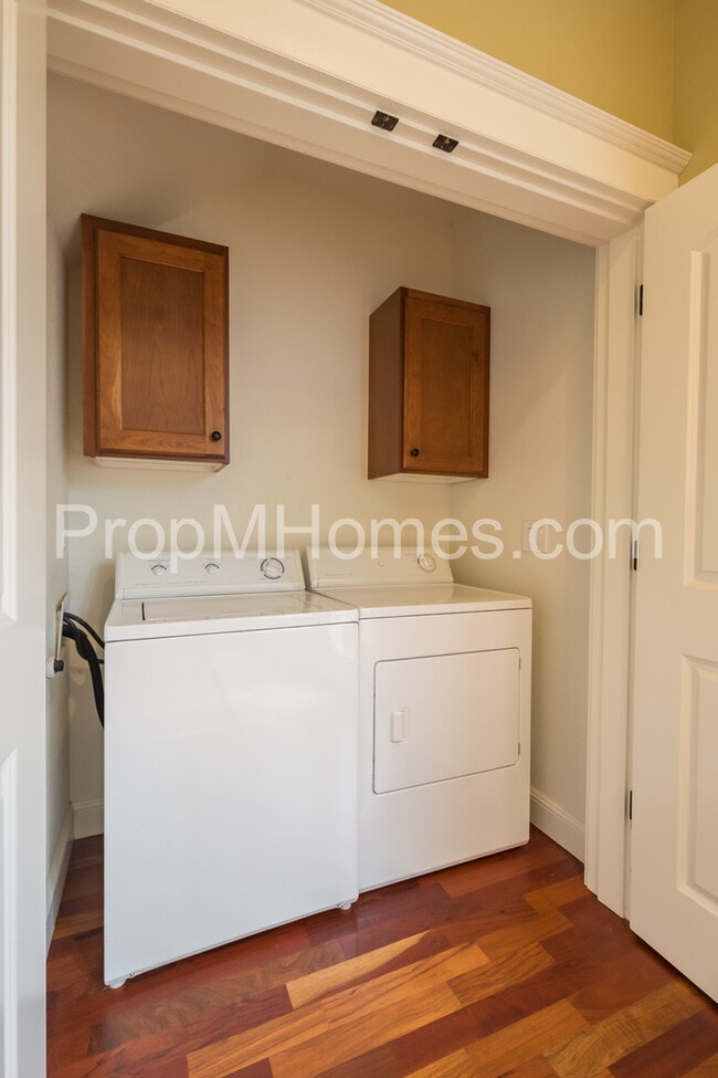 Building Photo - Prime Location - Luxury Two Bedroom Townhouse with Stylish Amenities