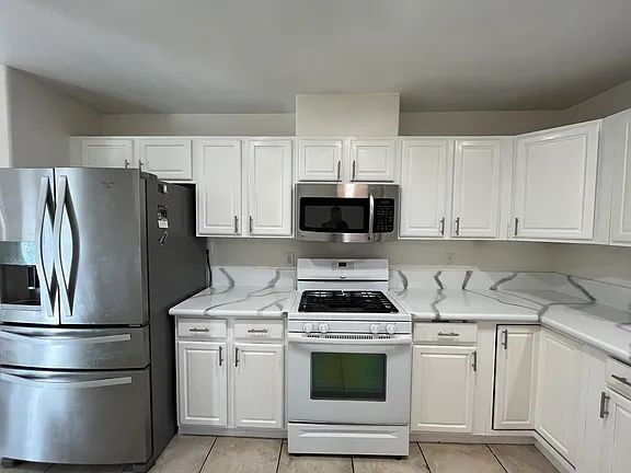 Building Photo - Welcome to your next home in Desert Hot Springs a beautifully maintained and recently renovated 3...