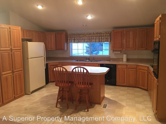 Building Photo - 2325 NE Wintergreen Dr
