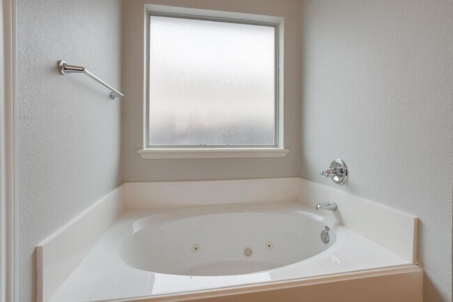 Building Photo - Great 3 Bedroom, 2 Bath, Brick Home in Gre...