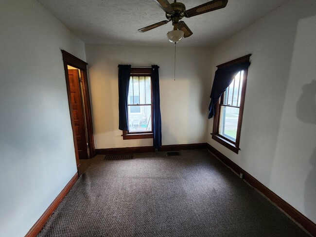 Building Photo - Great 2 Bedroom House in Moline