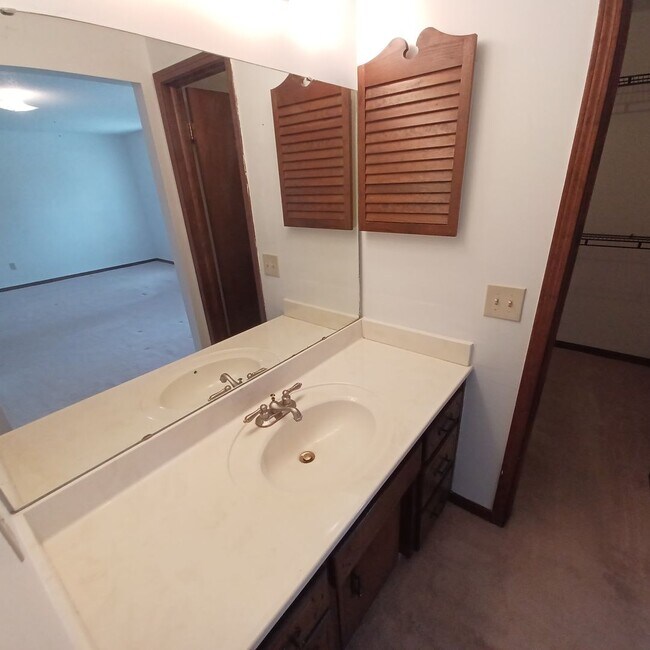 Building Photo - 2295 Foxwood Dr
