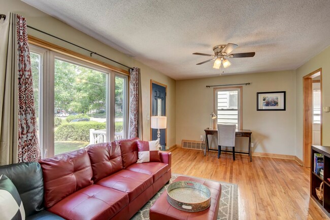 Building Photo - 2 Bedroom in Aksarben