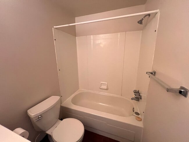 Building Photo - Moon Twp - Spacious 1 Bedroom 1 Bathroom -...