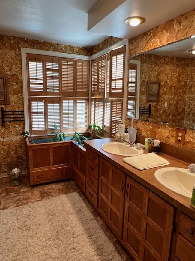 Building Photo - Located in the Historic District! 3+ beds, 1.5 bath, single garage, hardwood floors and MORE!