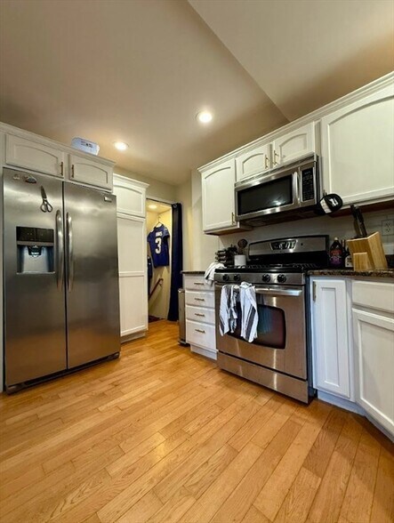 Primary Photo - 225 Bolton St