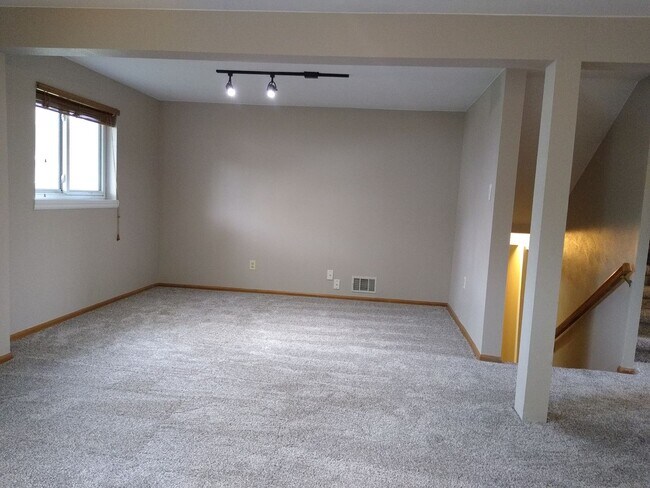 Building Photo - Stunning 4 bedroom 2 bath Virginia Village...