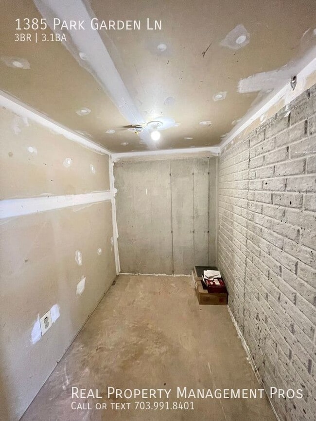 Building Photo - 1385 Park Garden Ln