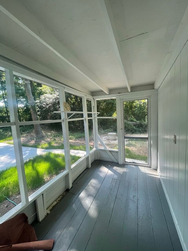 Building Photo - Charming Cottage on the Eastside Available Now