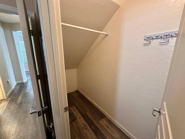 Building Photo - 1912 E Loma Vista St