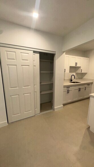 Building Photo - 922 NW 4th Ave