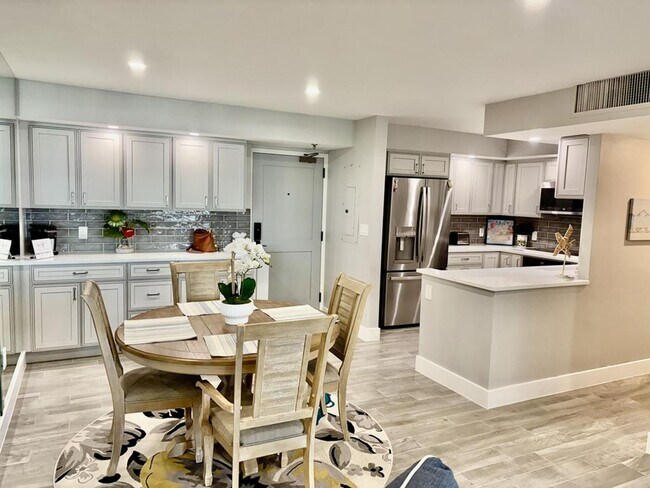 Building Photo - South Seas