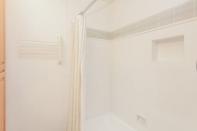 Building Photo - Available! Beautiful 3 Bedroom Townhome In...