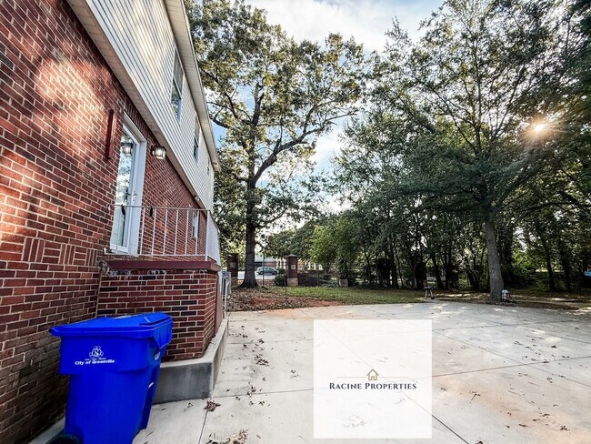 Building Photo - Furnished One Bedroom Available NOW!