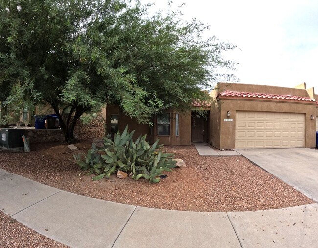 Building Photo - 2210 Dakota Dr