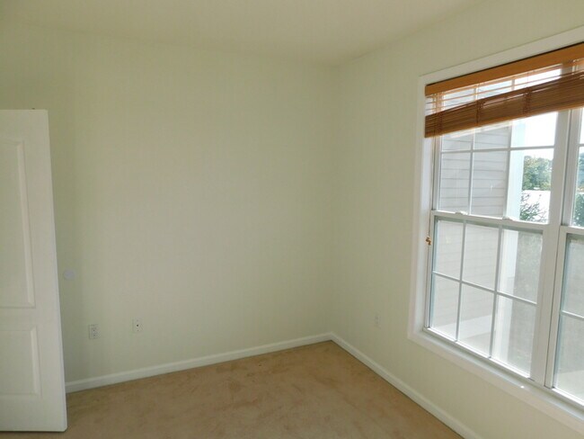Building Photo - Recently Painted - 2 Bdrm Large Condo Edis...