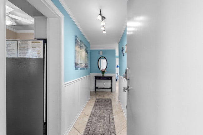 Building Photo - 10100 Lakeshore Dr