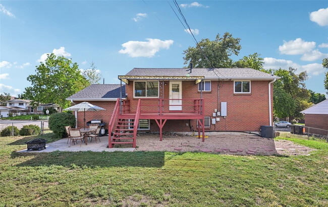 Building Photo - Welcome to this spacious 3+ bed, 2-bath bi-level home in Arvada - Available Now!