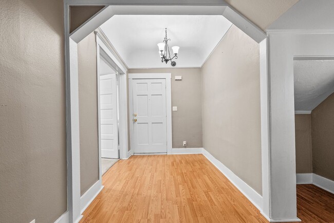 Building Photo - 2125 Mozart St