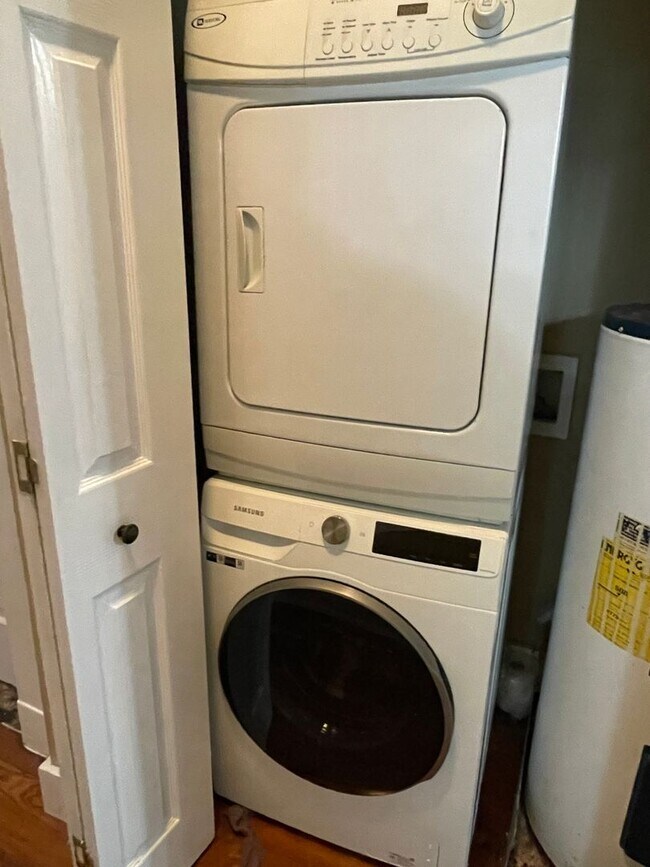 Building Photo - Huge 2BD/2.5BA Uptown, with a Yard, Central Air/Heat, and W/D in Unit