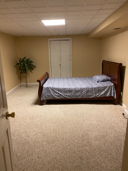 Building Photo - 8809 Royal Crest Dr