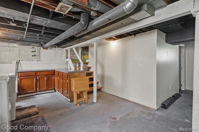 Building Photo - 1102 S Wilson Ave
