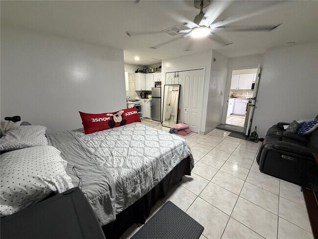 Building Photo - 305 Michigan Pl