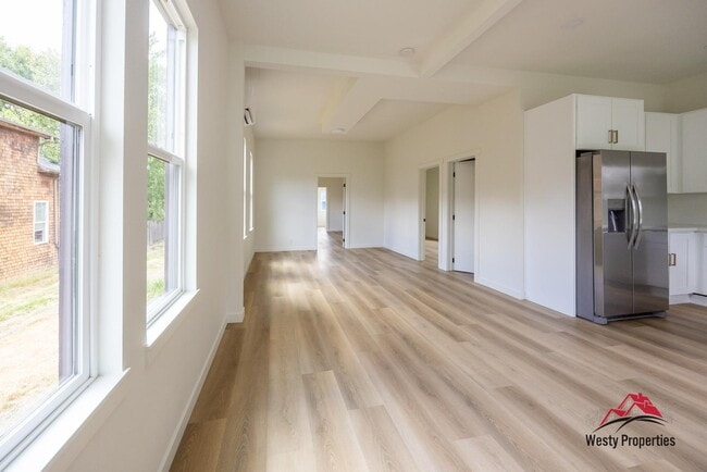 Building Photo - 542 NE Brazee St