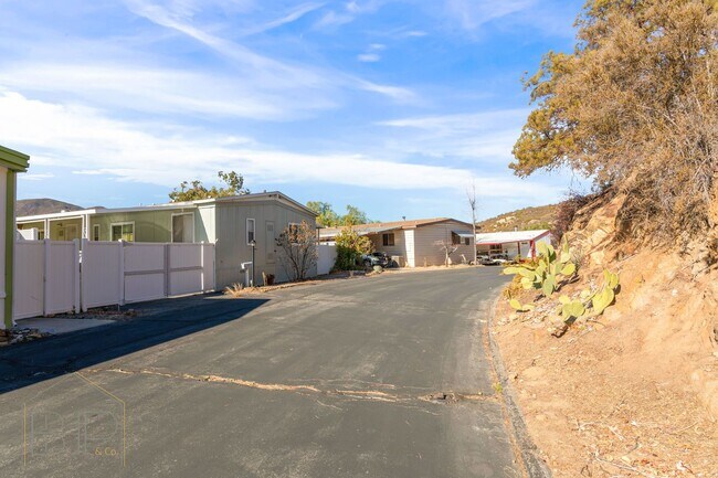 Building Photo - 55+ Senior Community~ 2 bed/2 bath with Am...