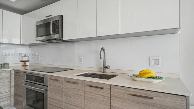 Building Photo - 1300 Brickell Bay Dr