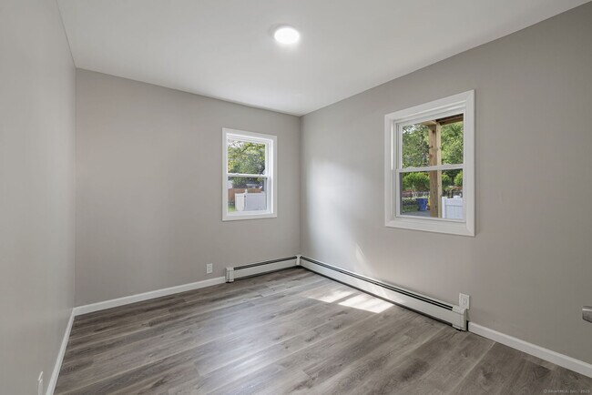 Building Photo - 121 Hillview Ave