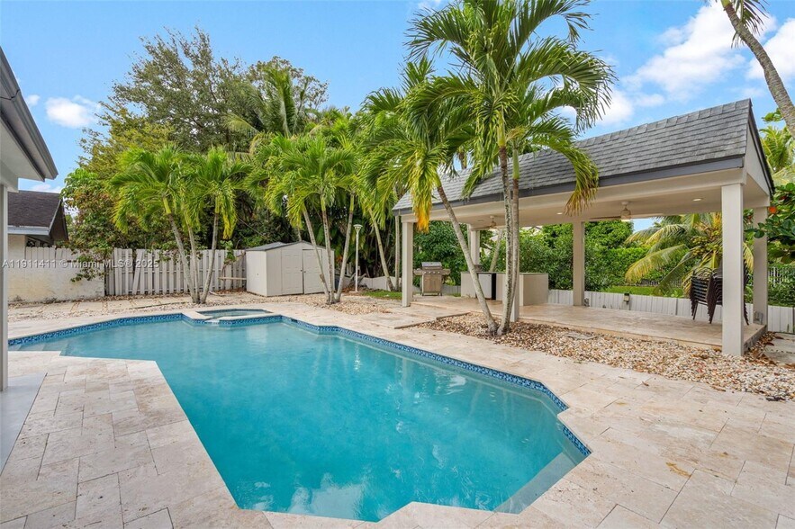 Building Photo - 8351 SW 39th Ct