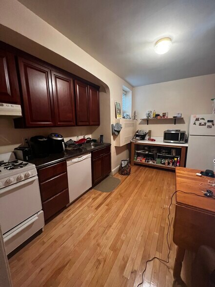 Building Photo - 1559 Beacon St