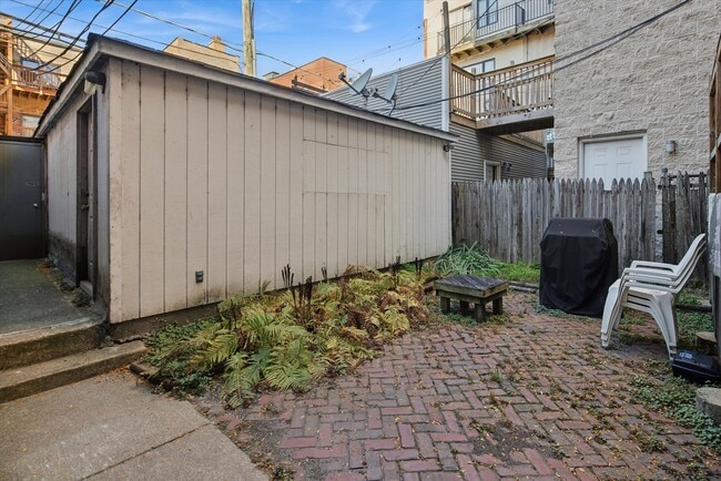 Building Photo - 1950 N Hudson Ave