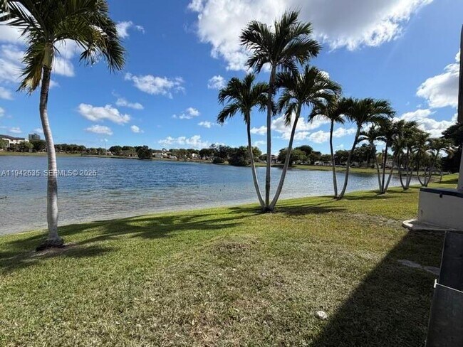 Building Photo - 10231 Fontainebleau Blvd