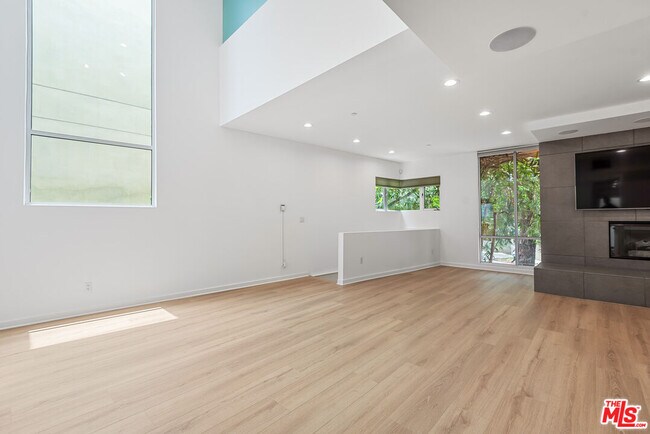 Building Photo - 900 N W Knoll Dr