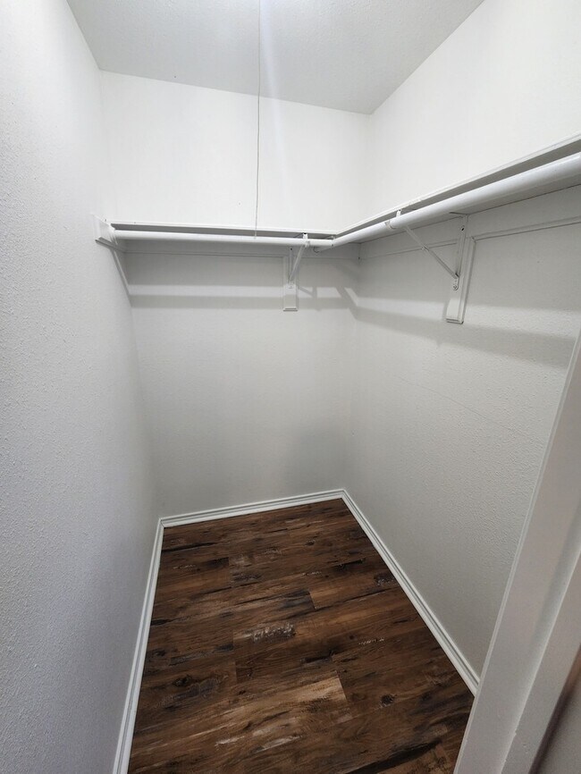 Building Photo - 3 bed 2 bath 2 car garage!