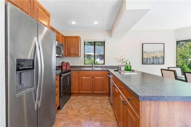 Building Photo - Charming 2 Bed 2 Bath Condo in Sought After Redmond