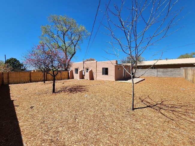 Building Photo - 212 Tesuque Dr