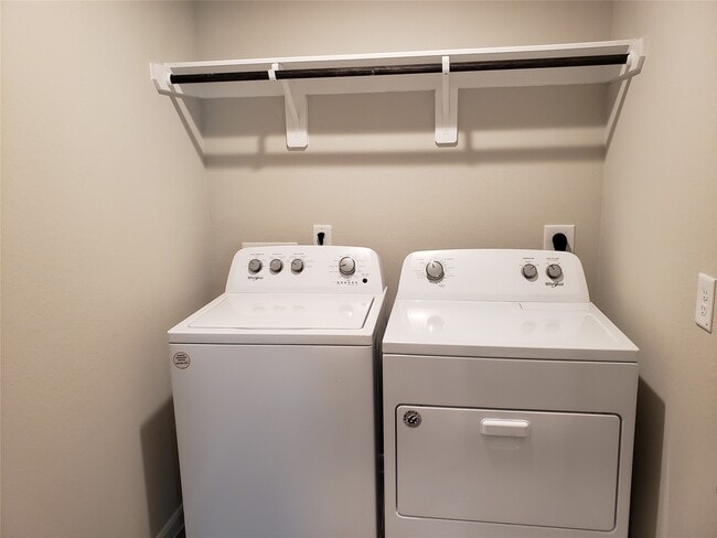 Building Photo - 3642 Park Vista Dr