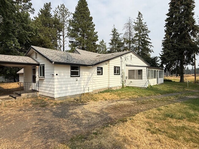 Building Photo - 2 Bedroom 1 Bath 1500 Sq/Ft home on Acreage in Medical Lake with 3 Car Garage & Out Building