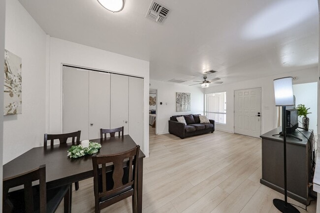 Building Photo - Great Location and Nicely Updated 2 Bed 2 Bath!