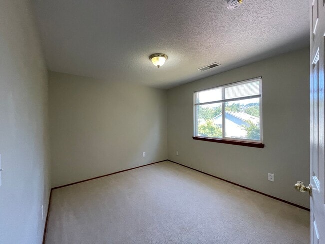 Building Photo - Bright 3 Bedroom 2.5 Bathroom House ~ Wash...