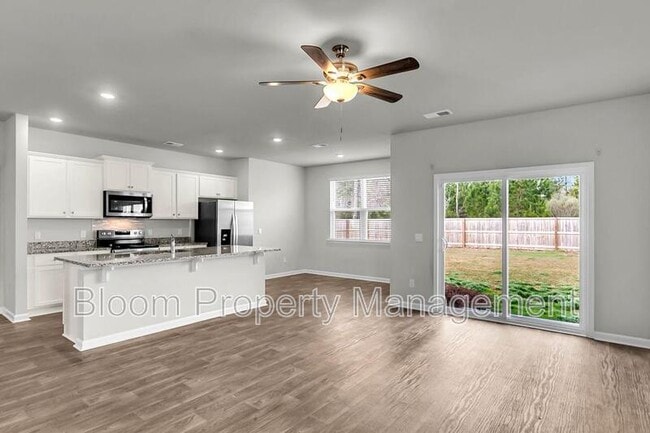 Building Photo - 205 Maple Hl Dr